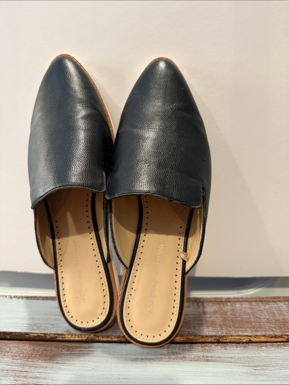 ADRIENNE VITTADINI  BLACK CLOSED TOE SLIDES 9.5